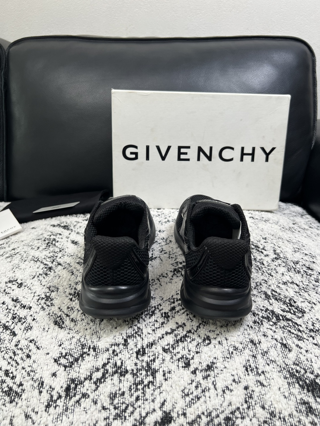 Givenchy 高品质  顶级工艺品  纪梵希 专柜同步原厂配置，意大利进口牛皮搭配网布面料，全鞋配件