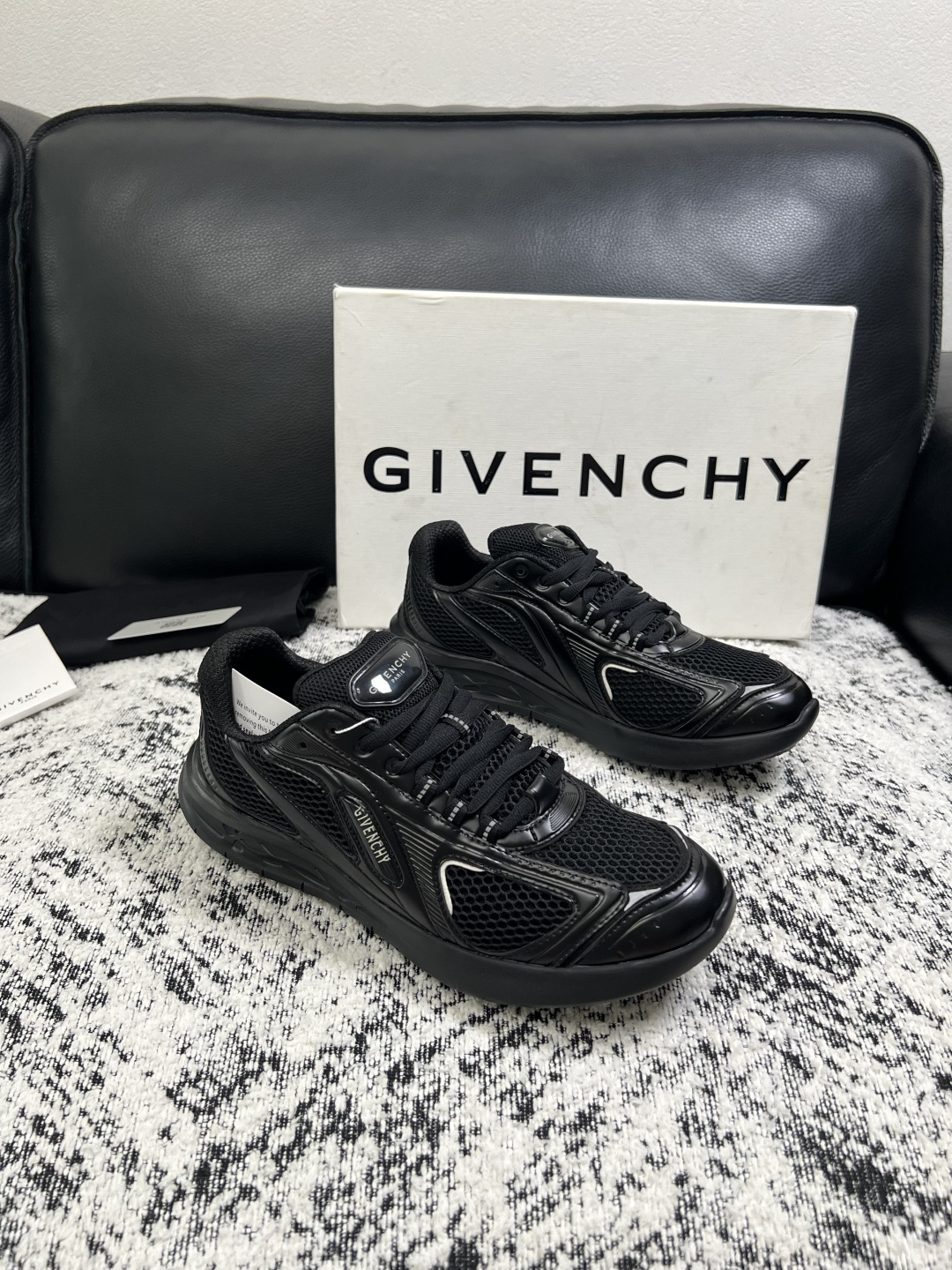 Givenchy 高品质  顶级工艺品  纪梵希 专柜同步原厂配置，意大利进口牛皮搭配网布面料，全鞋配件