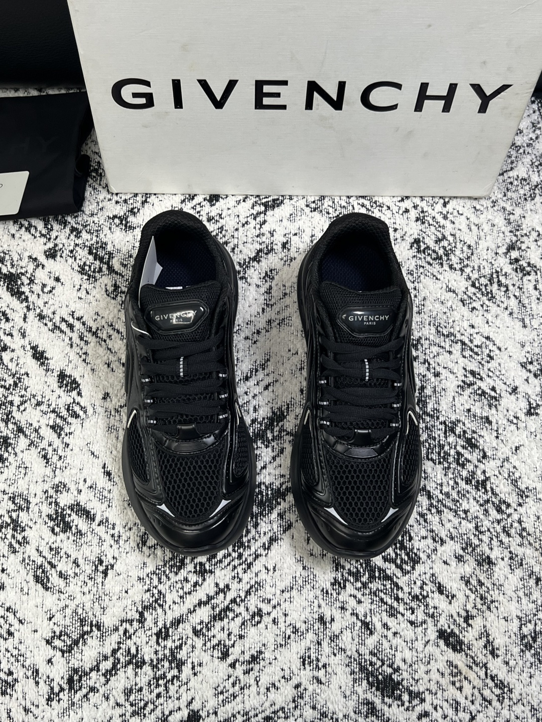 Givenchy 高品质  顶级工艺品  纪梵希 专柜同步原厂配置，意大利进口牛皮搭配网布面料，全鞋配件