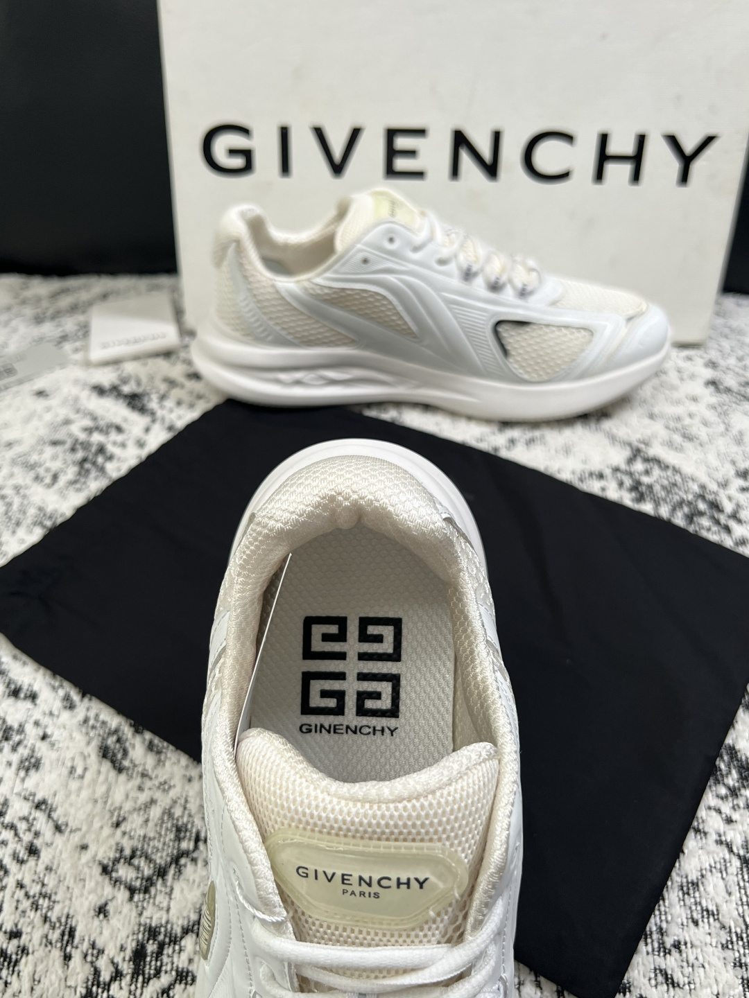 Givenchy 高品质  顶级工艺品  纪梵希 专柜同步原厂配置，意大利进口牛皮搭配网布面料，全鞋配件
