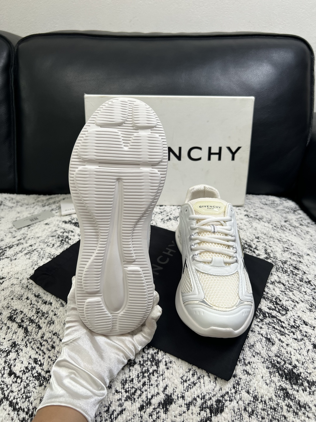 Givenchy 高品质  顶级工艺品  纪梵希 专柜同步原厂配置，意大利进口牛皮搭配网布面料，全鞋配件