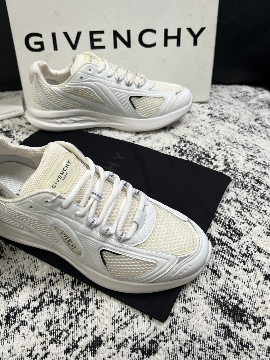 Givenchy 高品质  顶级工艺品  纪梵希 专柜同步原厂配置，意大利进口牛皮搭配网布面料，全鞋配件