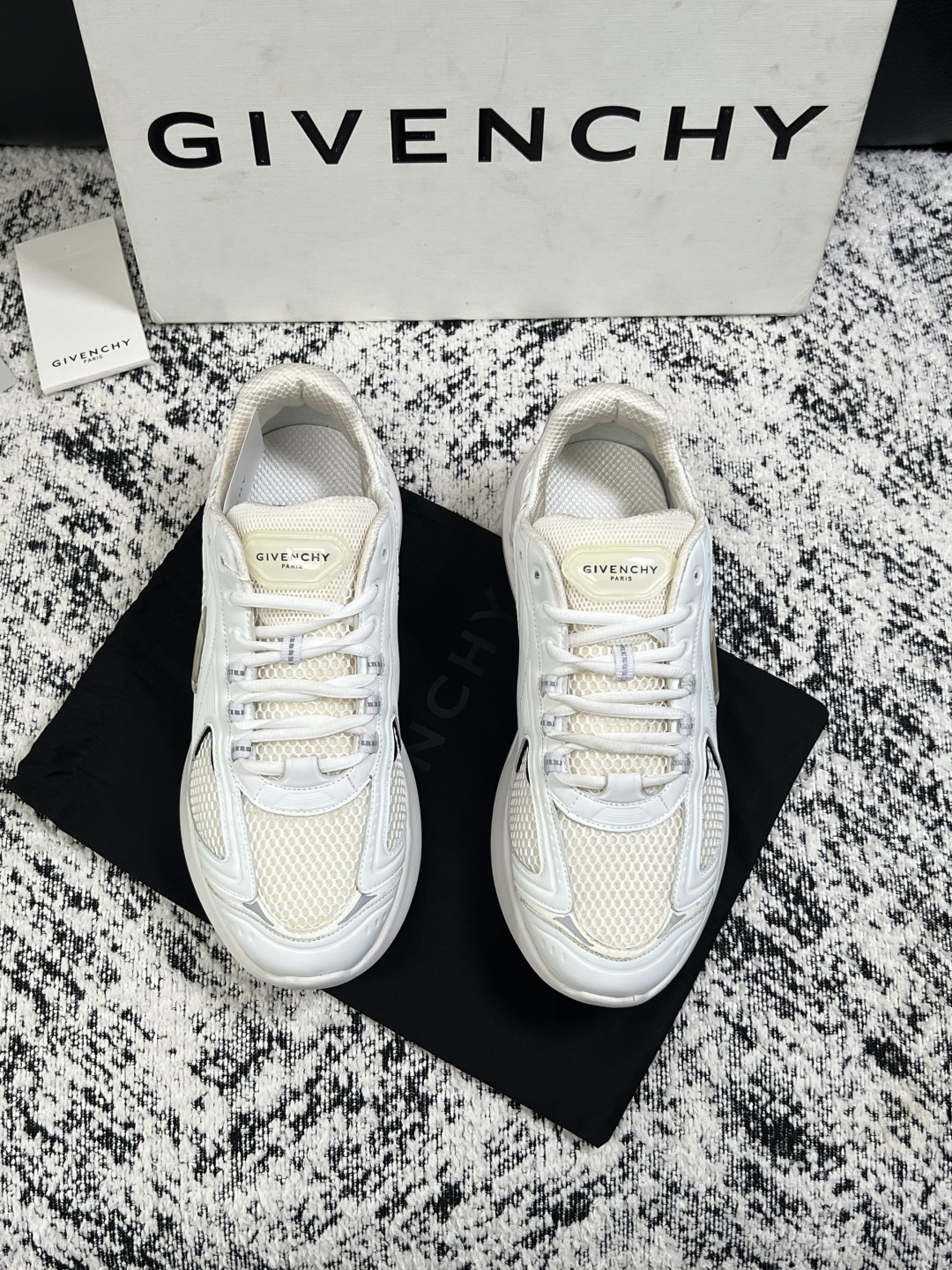 Givenchy 高品质  顶级工艺品  纪梵希 专柜同步原厂配置，意大利进口牛皮搭配网布面料，全鞋配件