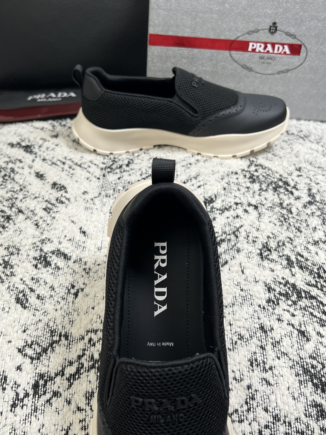 PRADA  高品质  顶级工艺品 普拉达 专柜同步 原厂配置，意大利进口原版牛皮面料，透气舒适进口水染