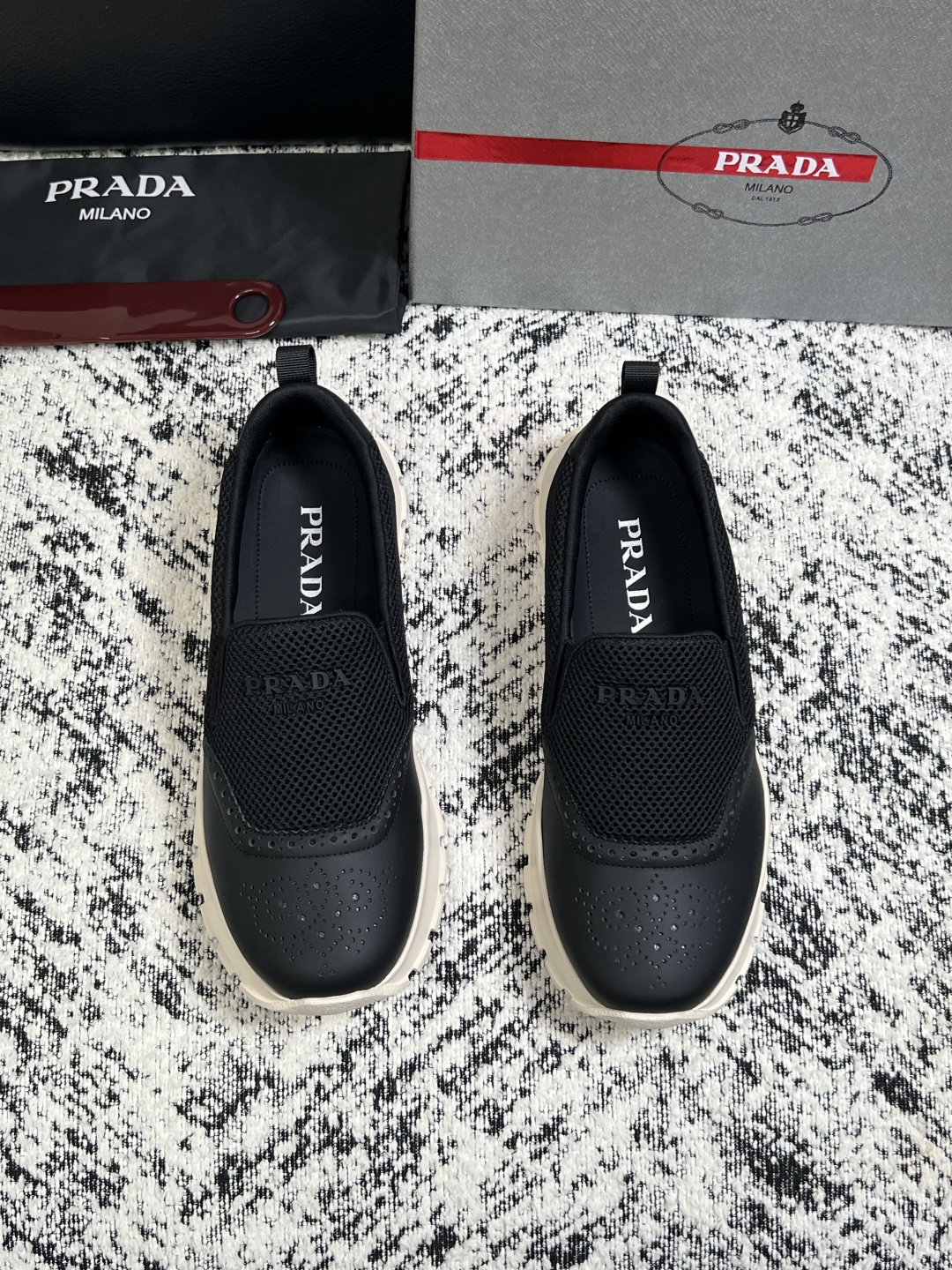 PRADA  高品质  顶级工艺品 普拉达 专柜同步 原厂配置，意大利进口原版牛皮面料，透气舒适进口水染