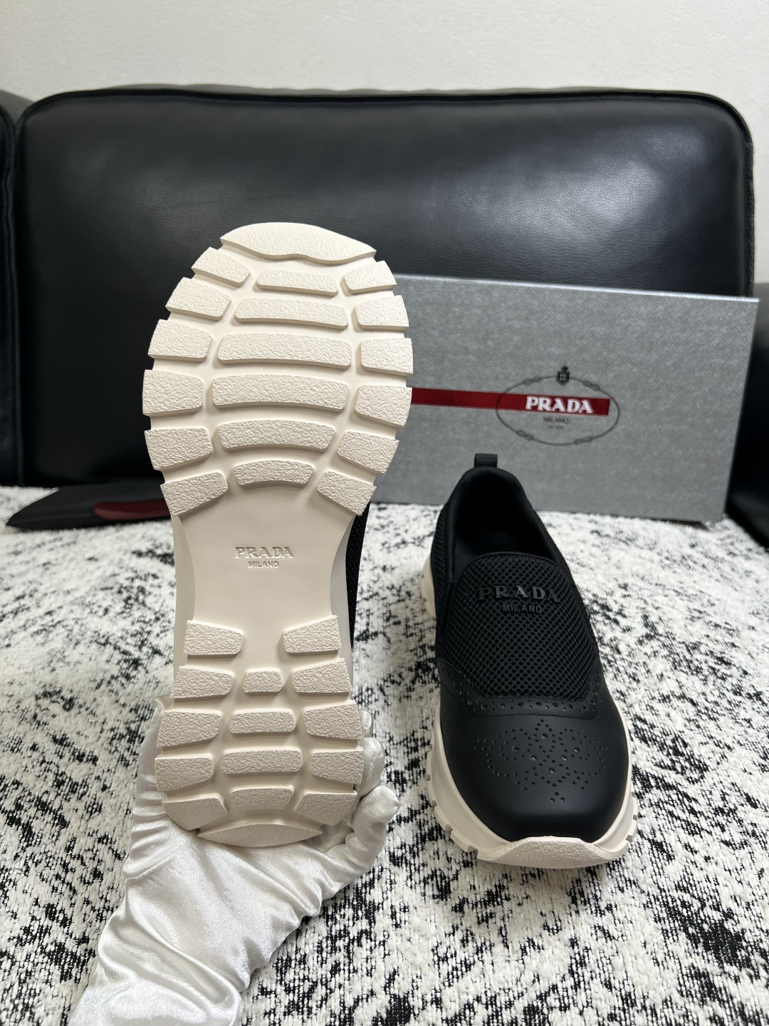 PRADA  高品质  顶级工艺品 普拉达 专柜同步 原厂配置，意大利进口原版牛皮面料，透气舒适进口水染