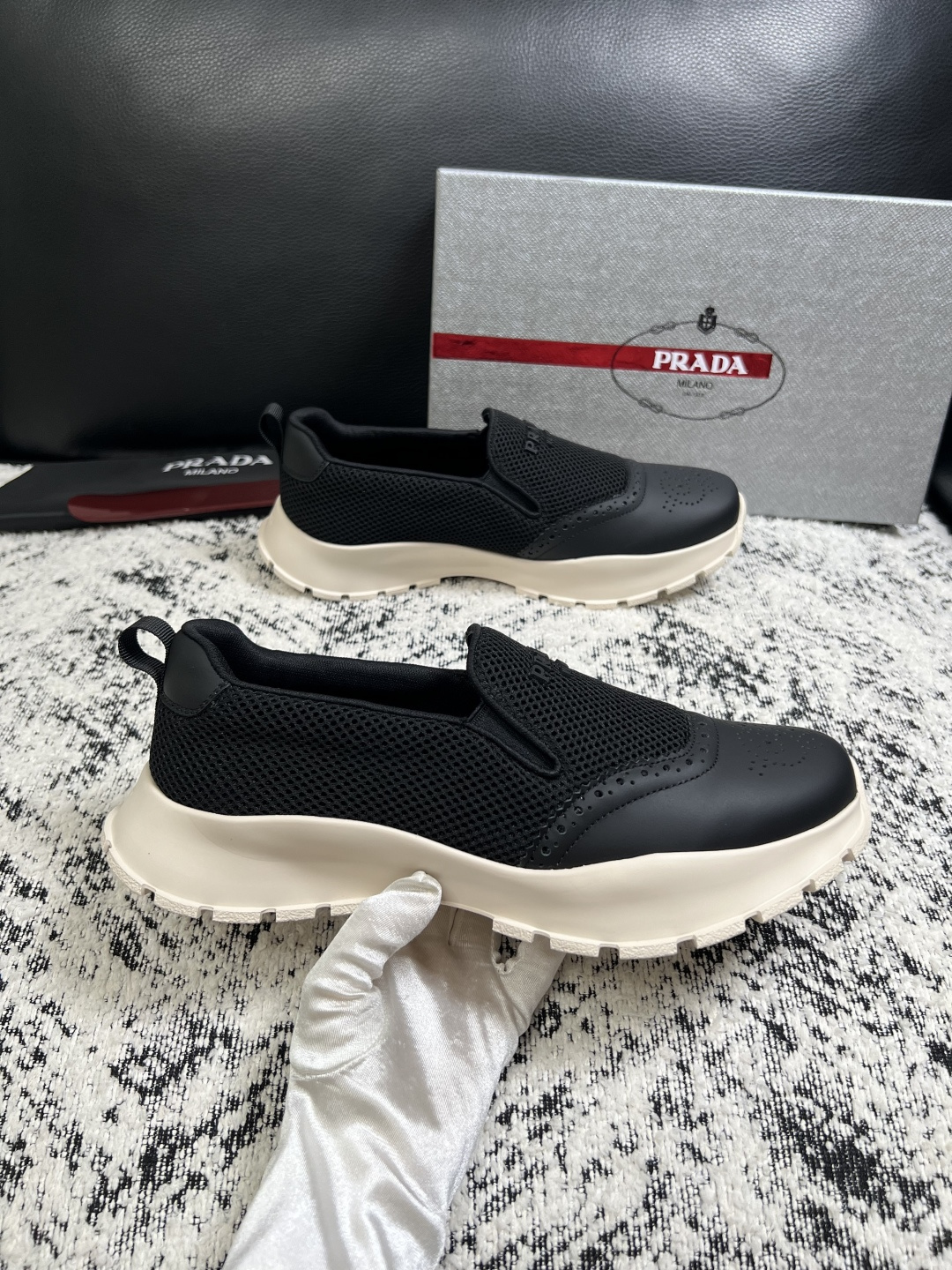 PRADA  高品质  顶级工艺品 普拉达 专柜同步 原厂配置，意大利进口原版牛皮面料，透气舒适进口水染