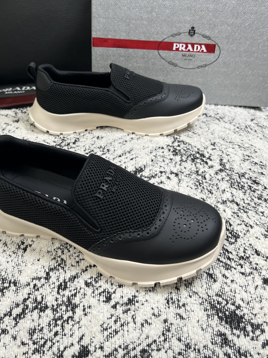 PRADA  高品质  顶级工艺品 普拉达 专柜同步 原厂配置，意大利进口原版牛皮面料，透气舒适进口水染