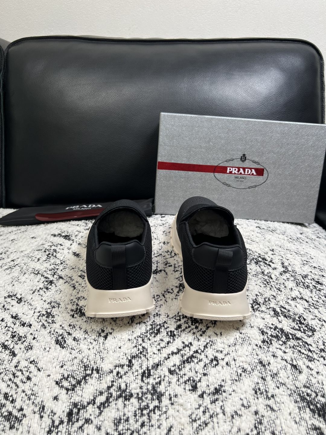 PRADA  高品质  顶级工艺品 普拉达 专柜同步 原厂配置，意大利进口原版牛皮面料，透气舒适进口水染