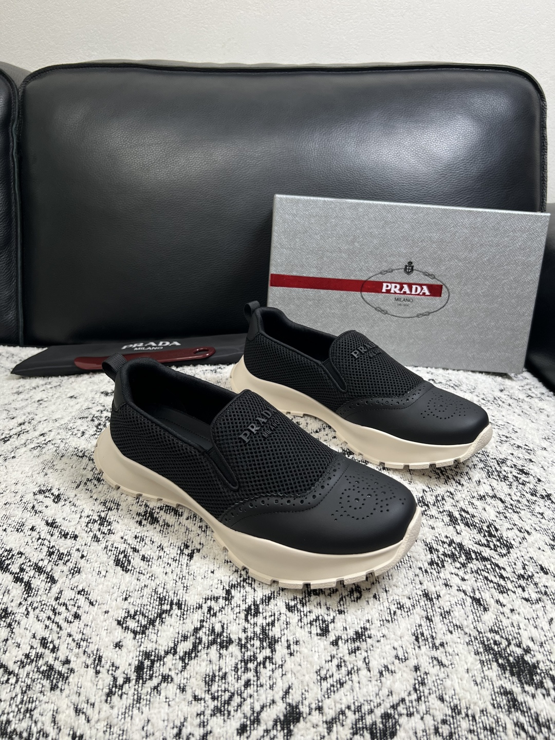 PRADA  高品质  顶级工艺品 普拉达 专柜同步 原厂配置，意大利进口原版牛皮面料，透气舒适进口水染