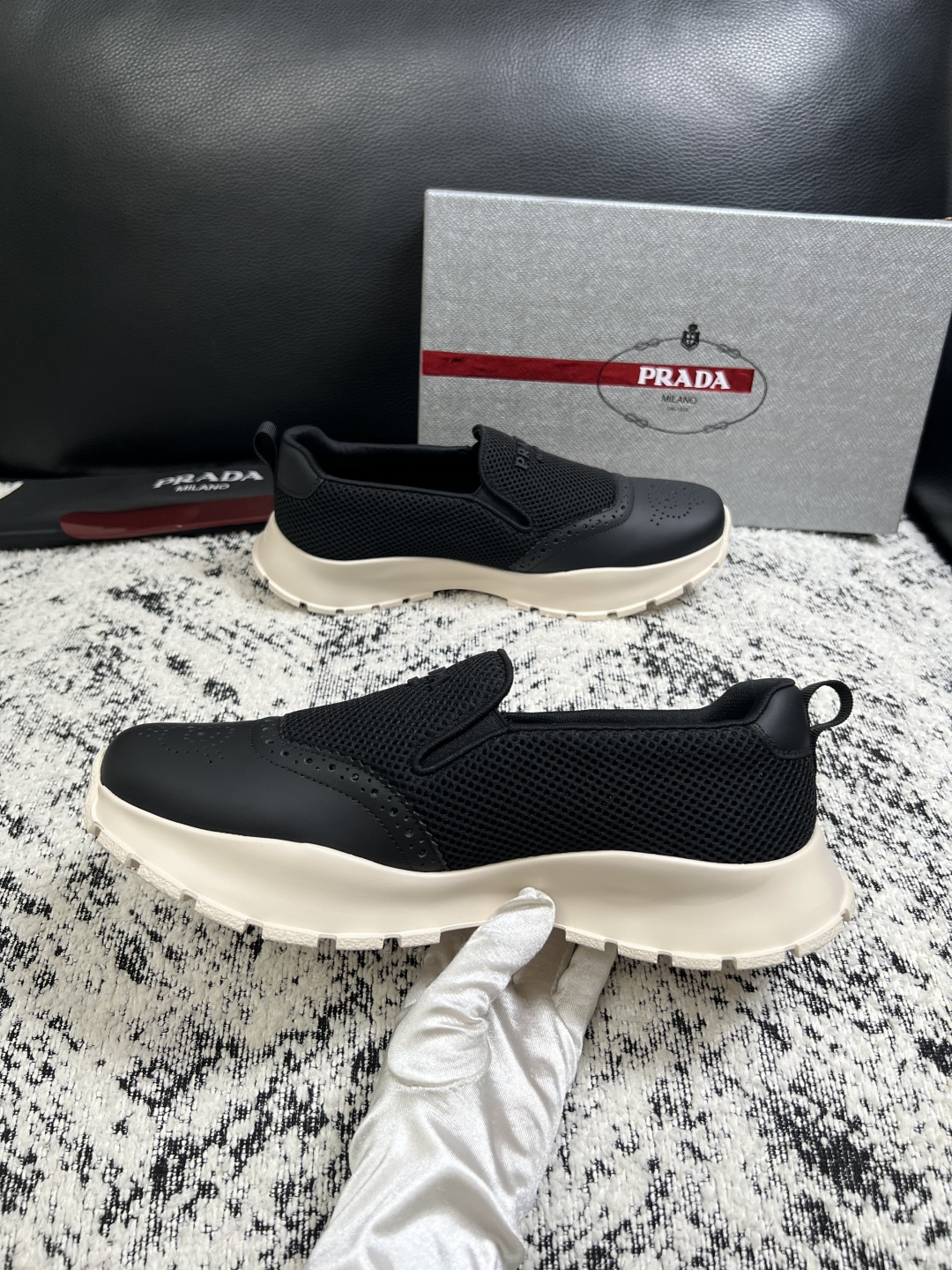 PRADA  高品质  顶级工艺品 普拉达 专柜同步 原厂配置，意大利进口原版牛皮面料，透气舒适进口水染