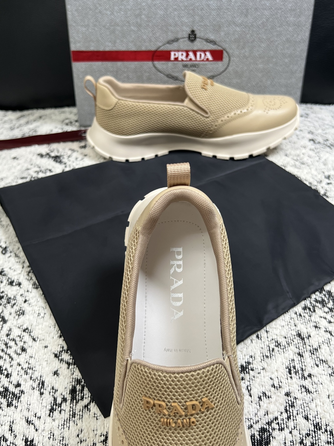 PRADA  高品质  顶级工艺品 普拉达 专柜同步 原厂配置，意大利进口原版牛皮面料，透气舒适进口水染