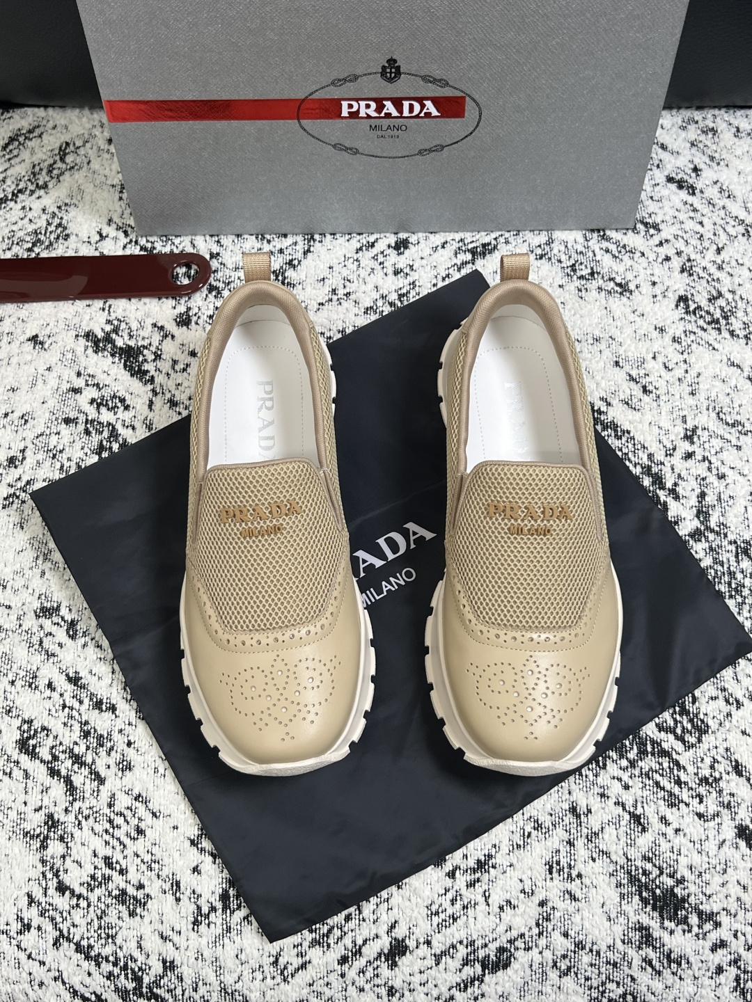 PRADA  高品质  顶级工艺品 普拉达 专柜同步 原厂配置，意大利进口原版牛皮面料，透气舒适进口水染