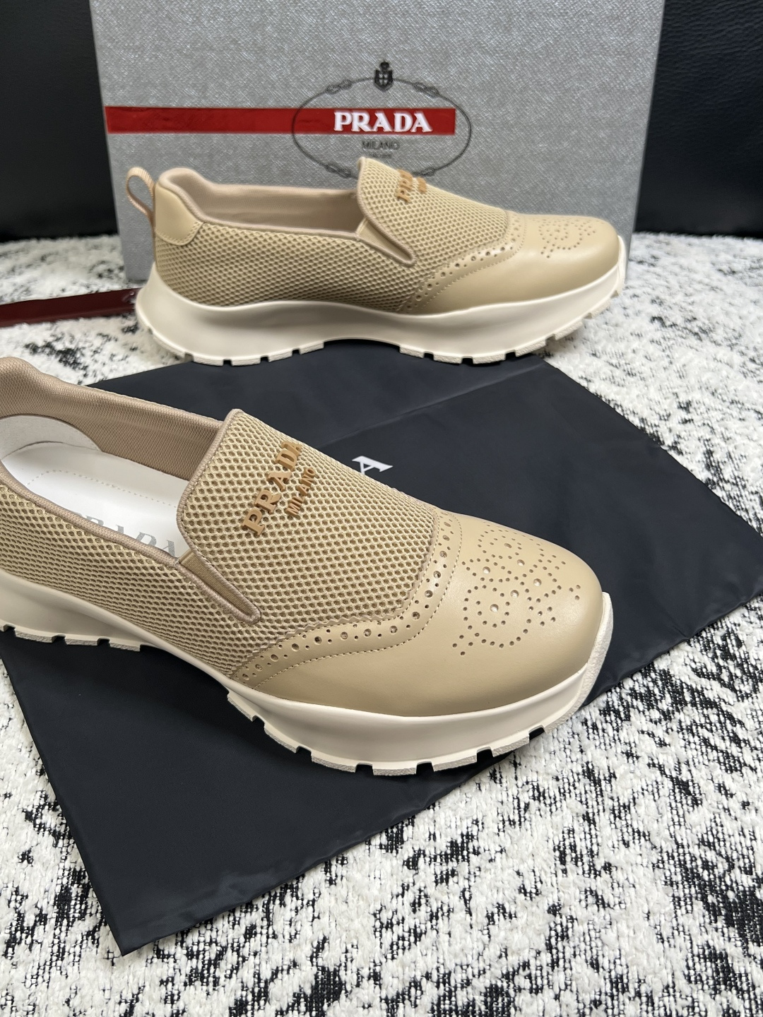 PRADA  高品质  顶级工艺品 普拉达 专柜同步 原厂配置，意大利进口原版牛皮面料，透气舒适进口水染
