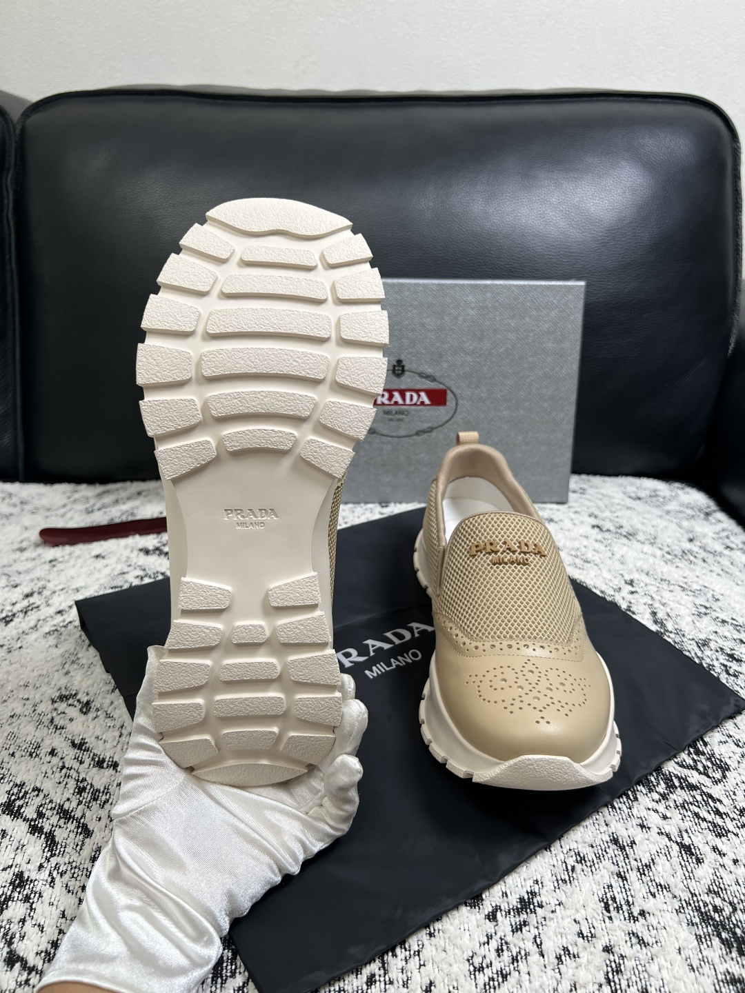PRADA  高品质  顶级工艺品 普拉达 专柜同步 原厂配置，意大利进口原版牛皮面料，透气舒适进口水染