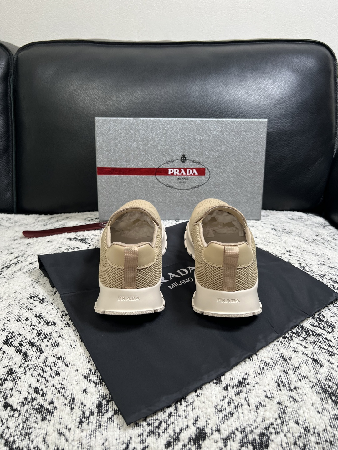 PRADA  高品质  顶级工艺品 普拉达 专柜同步 原厂配置，意大利进口原版牛皮面料，透气舒适进口水染