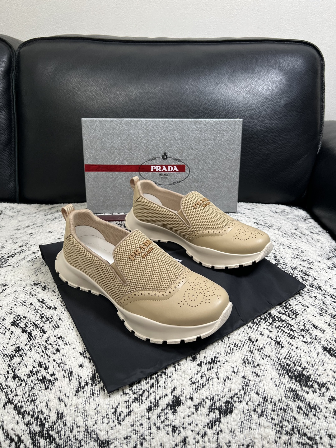 PRADA  高品质  顶级工艺品 普拉达 专柜同步 原厂配置，意大利进口原版牛皮面料，透气舒适进口水染