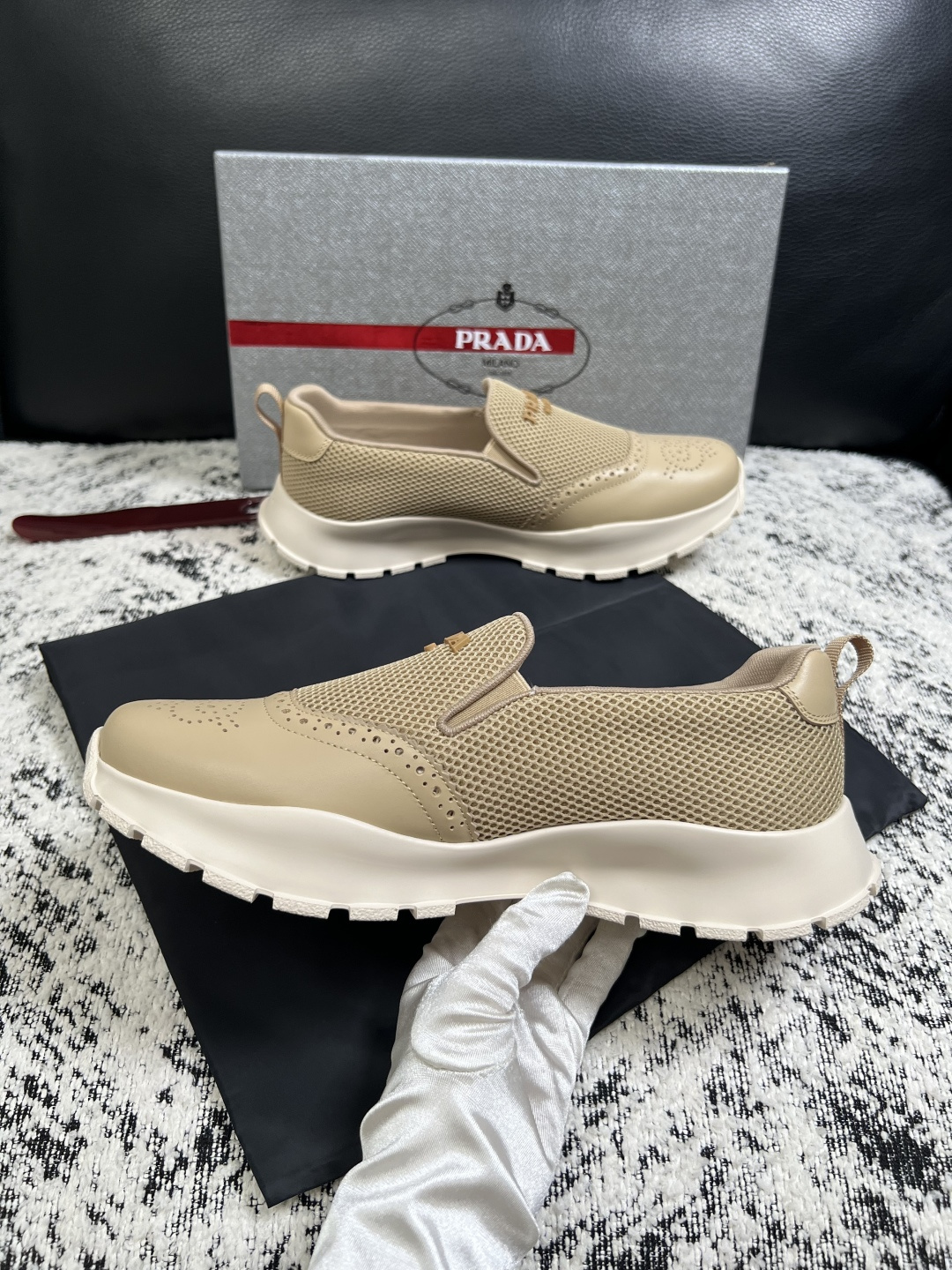 PRADA  高品质  顶级工艺品 普拉达 专柜同步 原厂配置，意大利进口原版牛皮面料，透气舒适进口水染