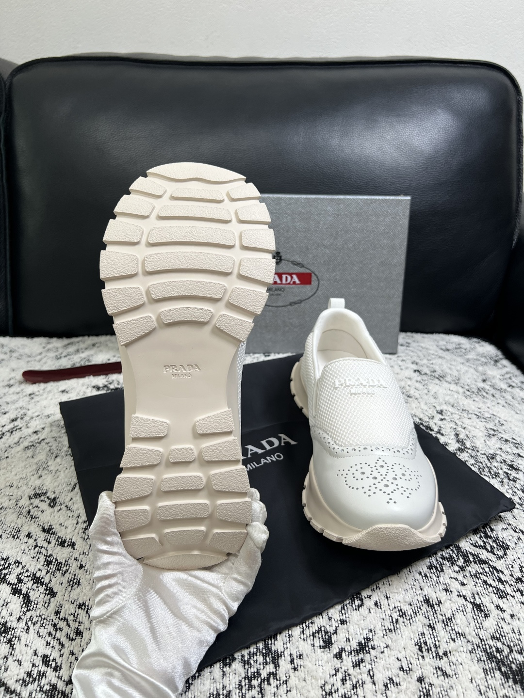 PRADA  高品质  顶级工艺品 普拉达 专柜同步 原厂配置，意大利进口原版牛皮面料，透气舒适进口水染