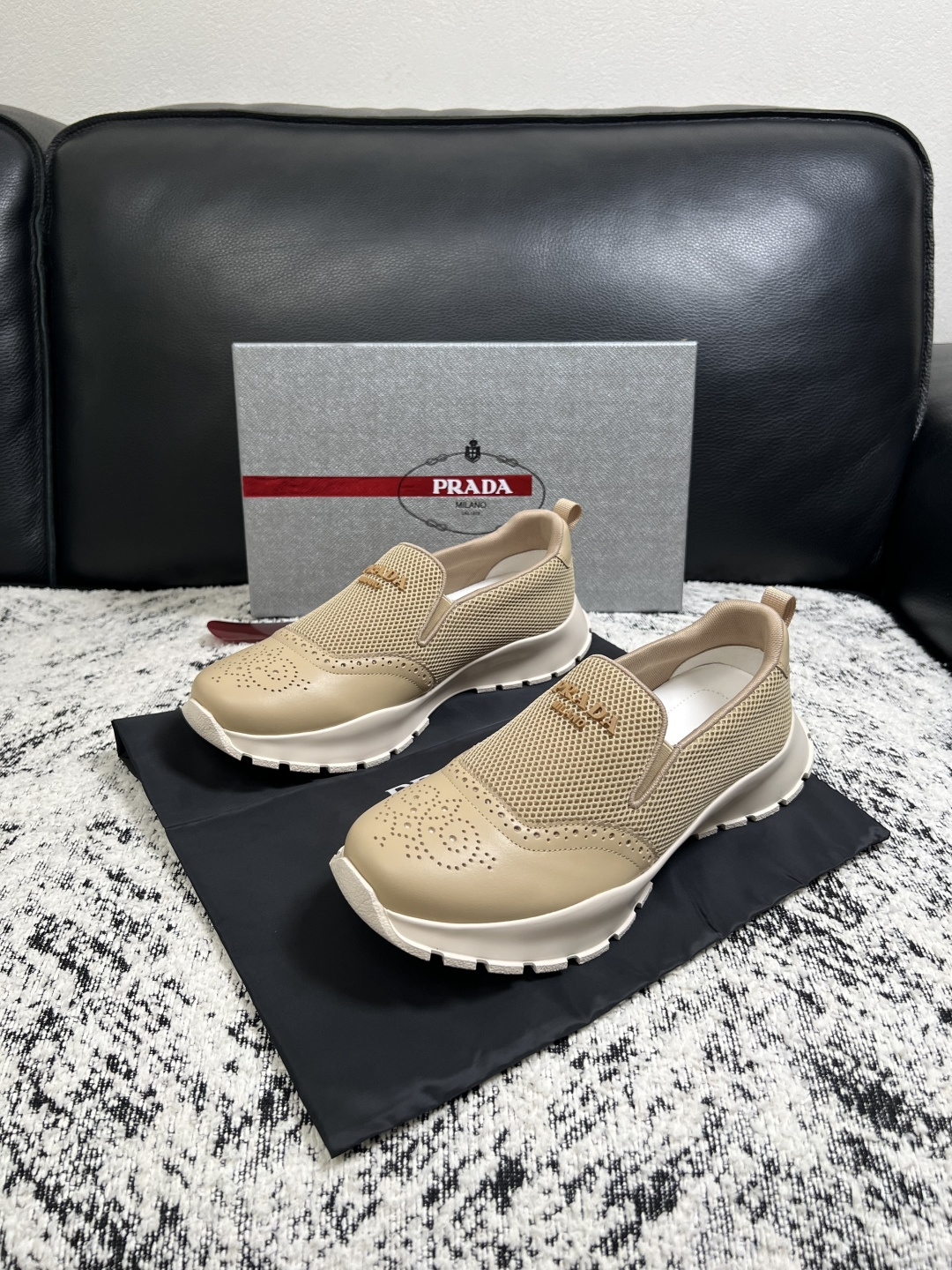 PRADA  高品质  顶级工艺品 普拉达 专柜同步 原厂配置，意大利进口原版牛皮面料，透气舒适进口水染