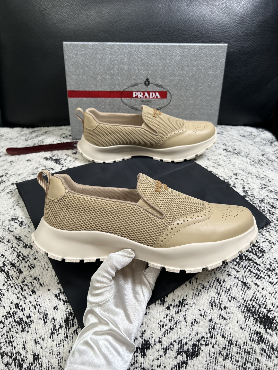 PRADA  高品质  顶级工艺品 普拉达 专柜同步 原厂配置，意大利进口原版牛皮面料，透气舒适进口水染