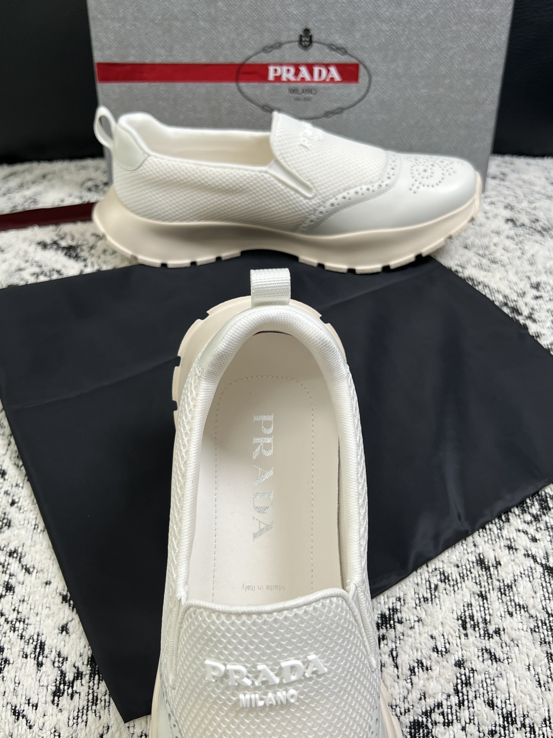 PRADA  高品质  顶级工艺品 普拉达 专柜同步 原厂配置，意大利进口原版牛皮面料，透气舒适进口水染