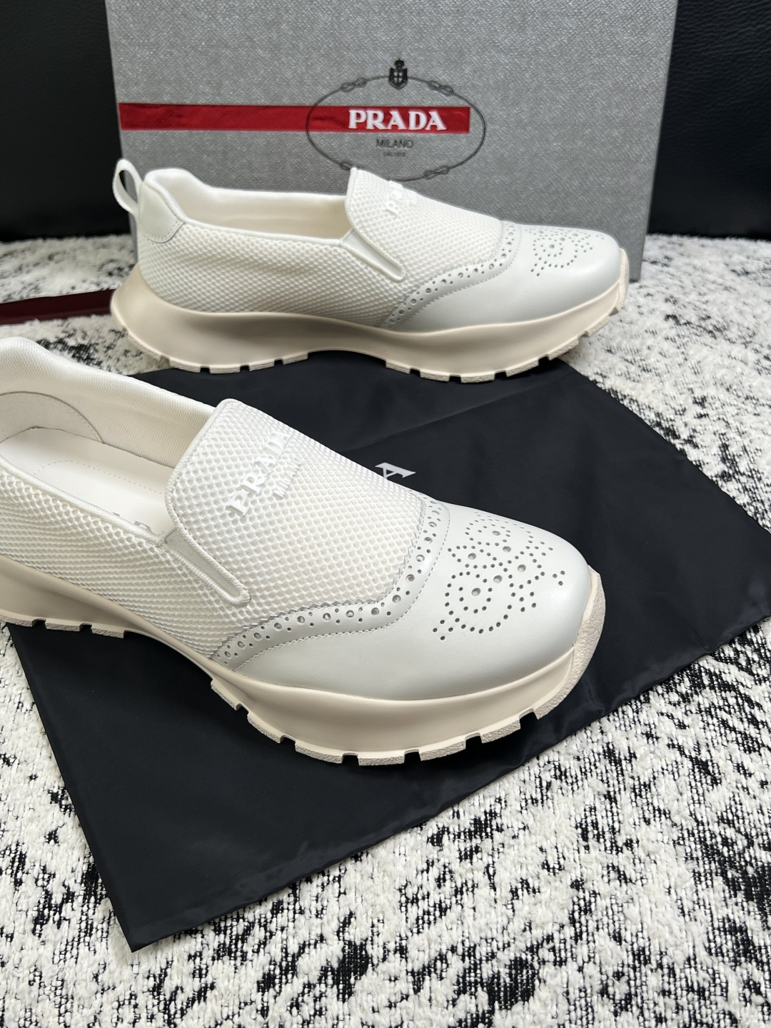 PRADA  高品质  顶级工艺品 普拉达 专柜同步 原厂配置，意大利进口原版牛皮面料，透气舒适进口水染