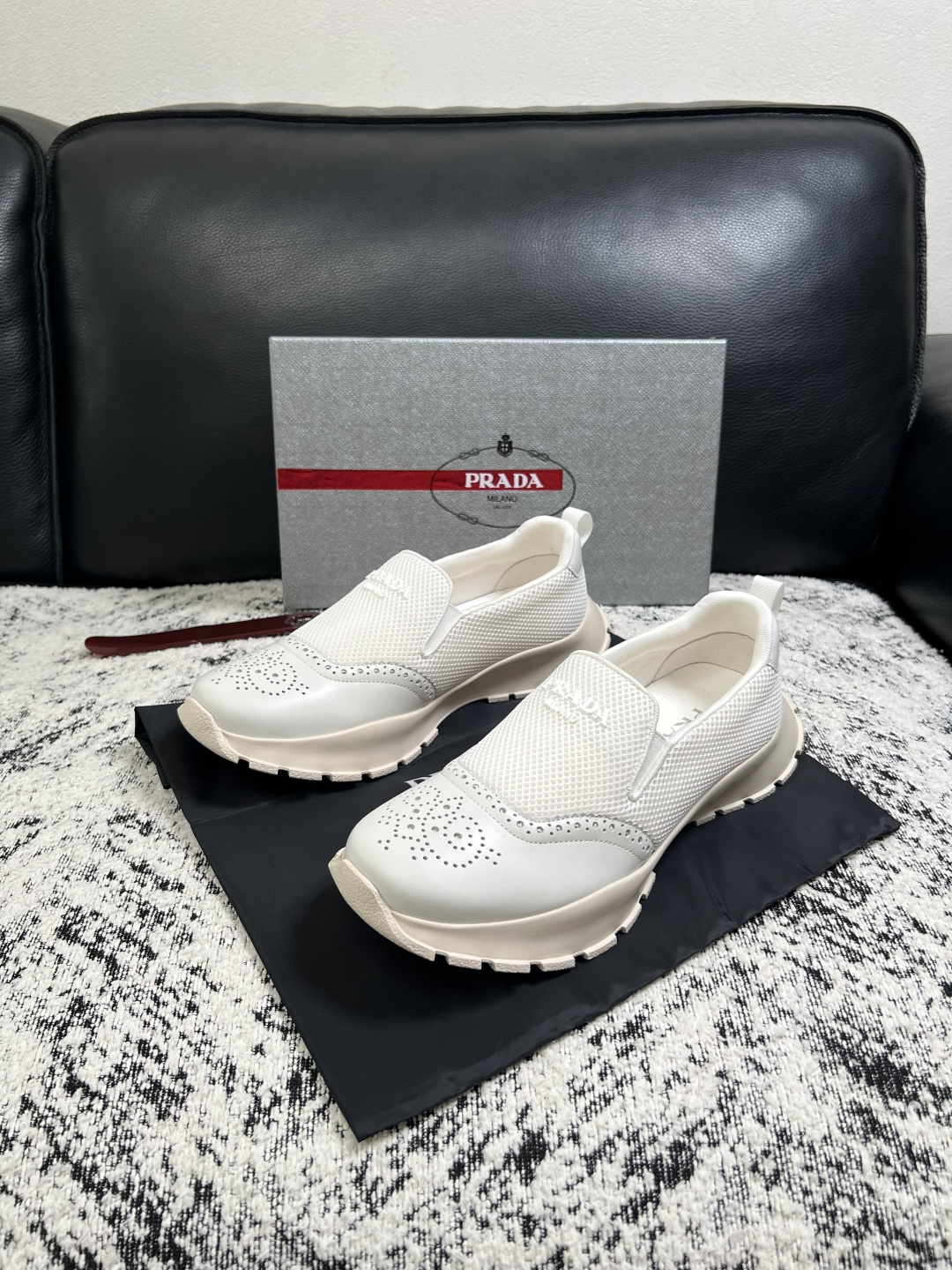 PRADA  高品质  顶级工艺品 普拉达 专柜同步 原厂配置，意大利进口原版牛皮面料，透气舒适进口水染