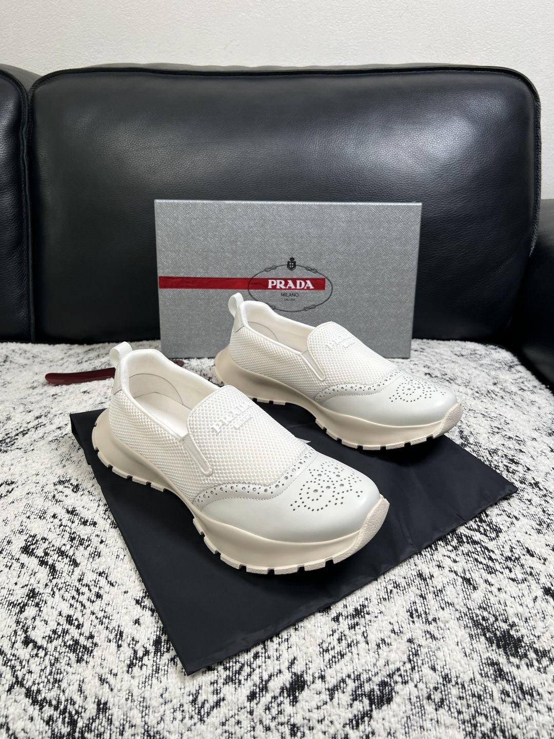 PRADA  高品质  顶级工艺品 普拉达 专柜同步 原厂配置，意大利进口原版牛皮面料，透气舒适进口水染