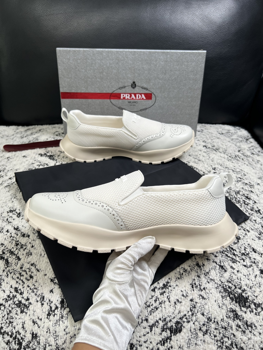 PRADA  高品质  顶级工艺品 普拉达 专柜同步 原厂配置，意大利进口原版牛皮面料，透气舒适进口水染