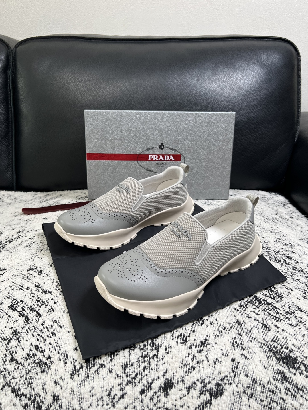 PRADA  高品质  顶级工艺品 普拉达 专柜同步 原厂配置，意大利进口原版牛皮面料，透气舒适进口水染