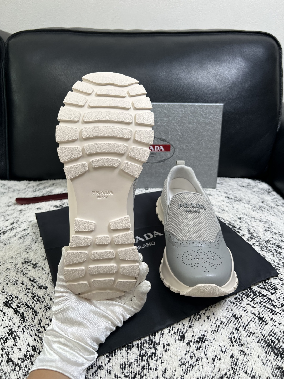 PRADA  高品质  顶级工艺品 普拉达 专柜同步 原厂配置，意大利进口原版牛皮面料，透气舒适进口水染