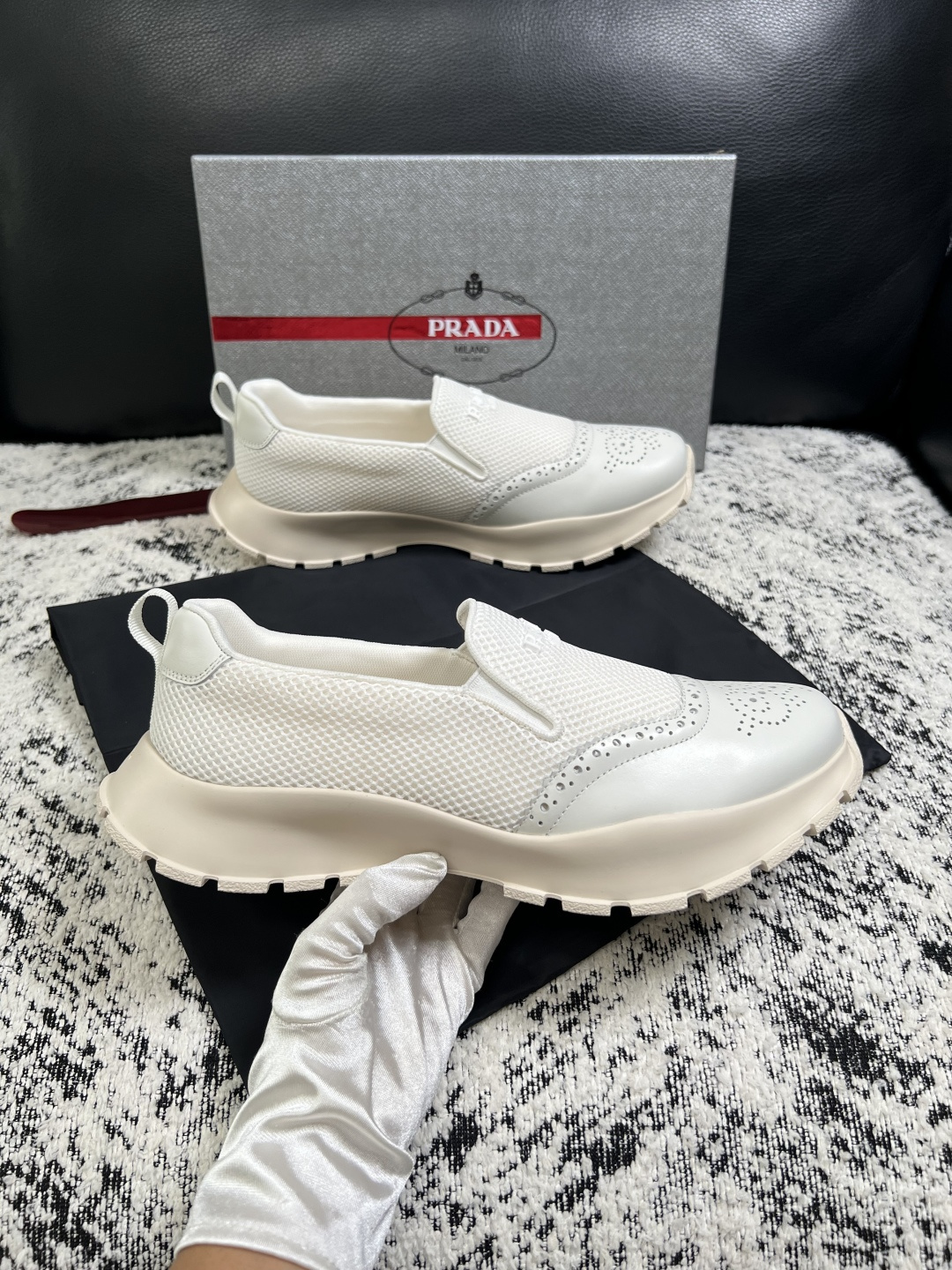 PRADA  高品质  顶级工艺品 普拉达 专柜同步 原厂配置，意大利进口原版牛皮面料，透气舒适进口水染