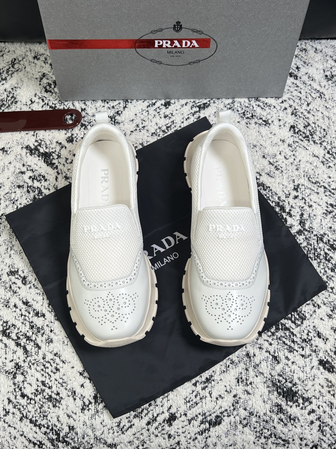 PRADA  高品质  顶级工艺品 普拉达 专柜同步 原厂配置，意大利进口原版牛皮面料，透气舒适进口水染
