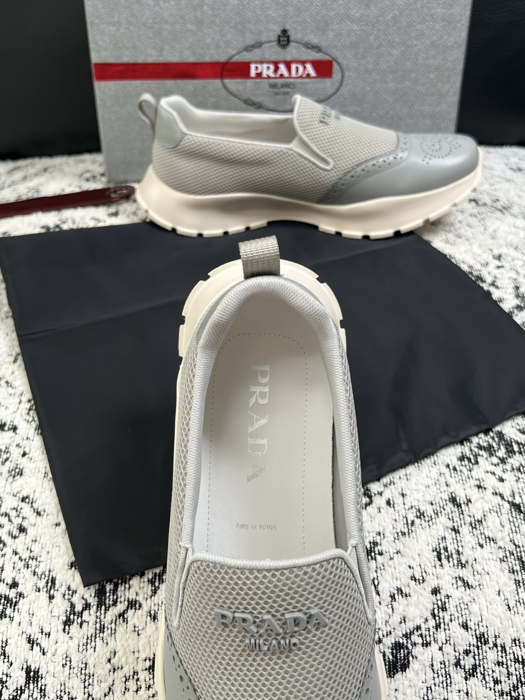 PRADA  高品质  顶级工艺品 普拉达 专柜同步 原厂配置，意大利进口原版牛皮面料，透气舒适进口水染
