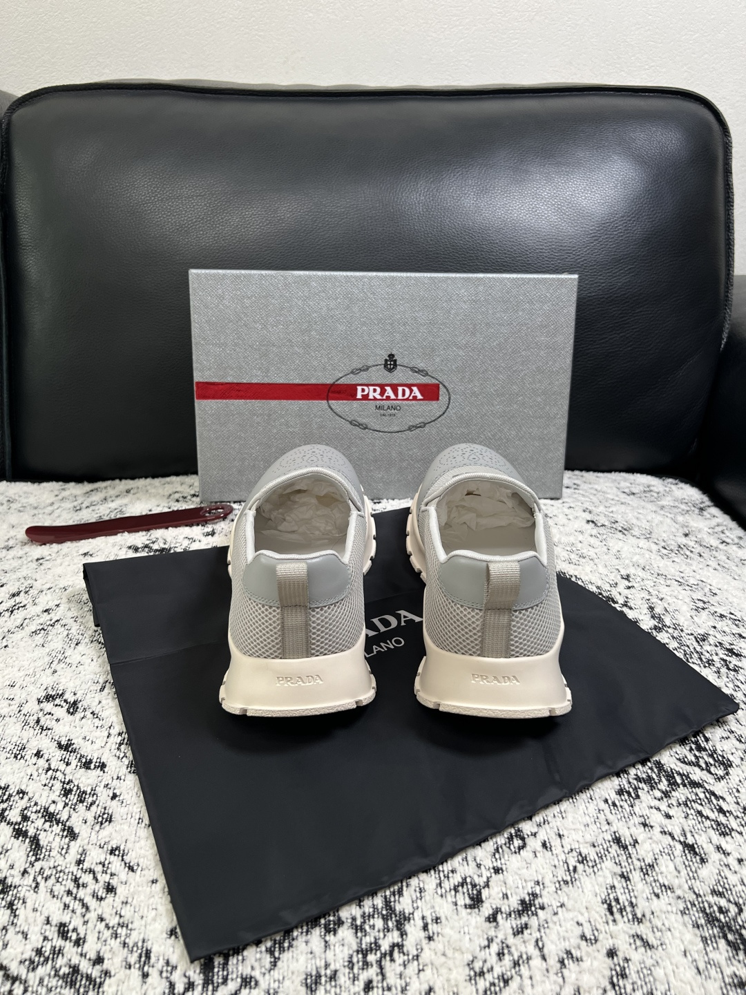 PRADA  高品质  顶级工艺品 普拉达 专柜同步 原厂配置，意大利进口原版牛皮面料，透气舒适进口水染