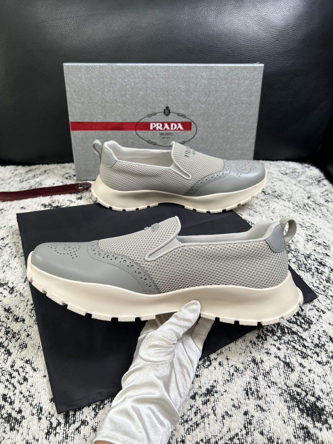 PRADA  高品质  顶级工艺品 普拉达 专柜同步 原厂配置，意大利进口原版牛皮面料，透气舒适进口水染