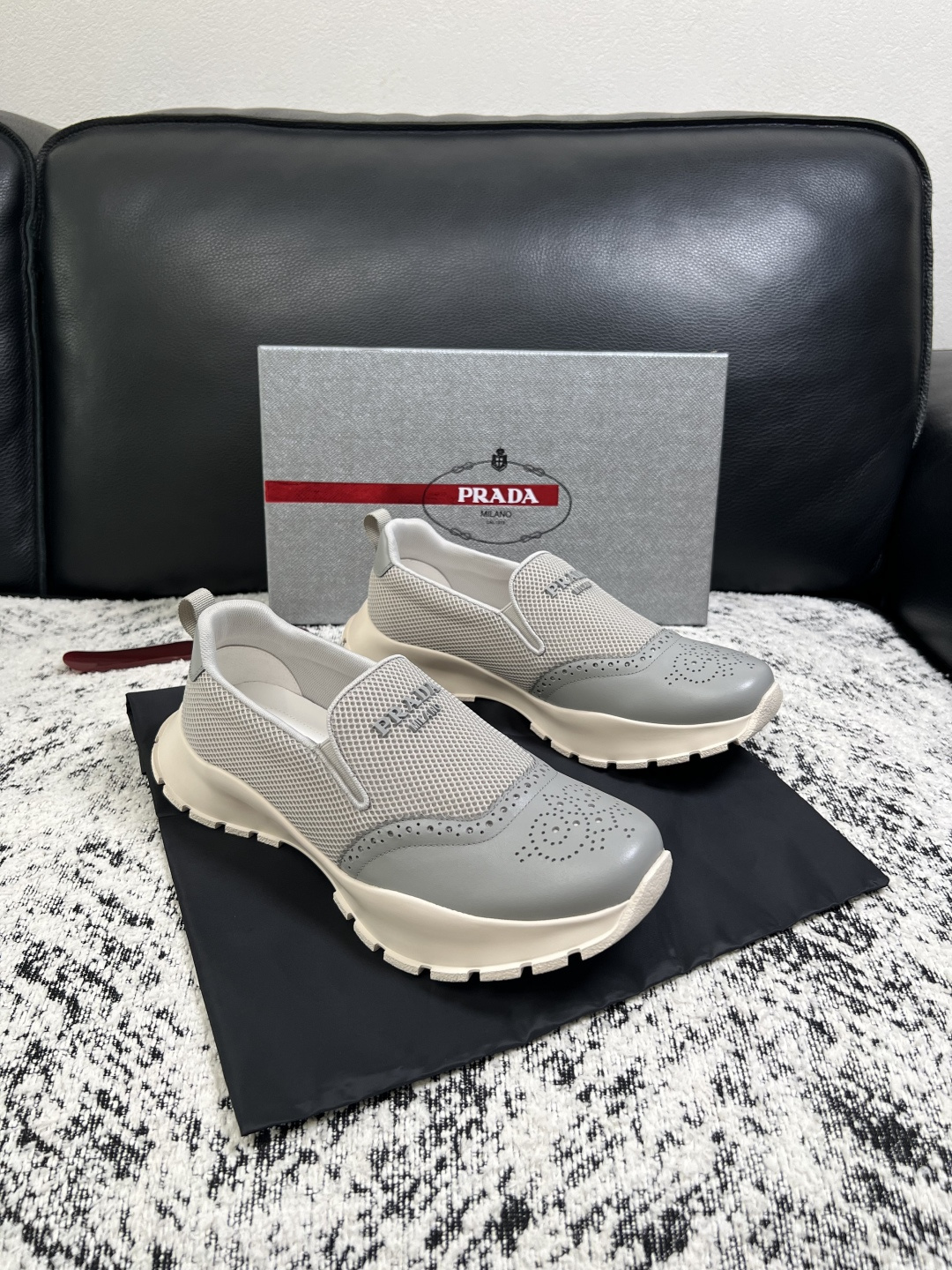 PRADA  高品质  顶级工艺品 普拉达 专柜同步 原厂配置，意大利进口原版牛皮面料，透气舒适进口水染