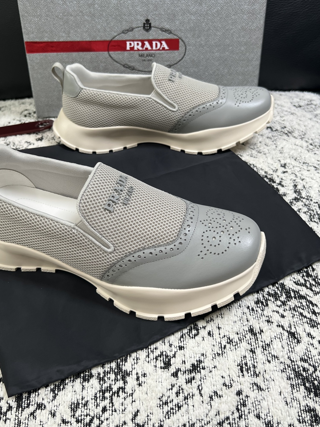 PRADA  高品质  顶级工艺品 普拉达 专柜同步 原厂配置，意大利进口原版牛皮面料，透气舒适进口水染