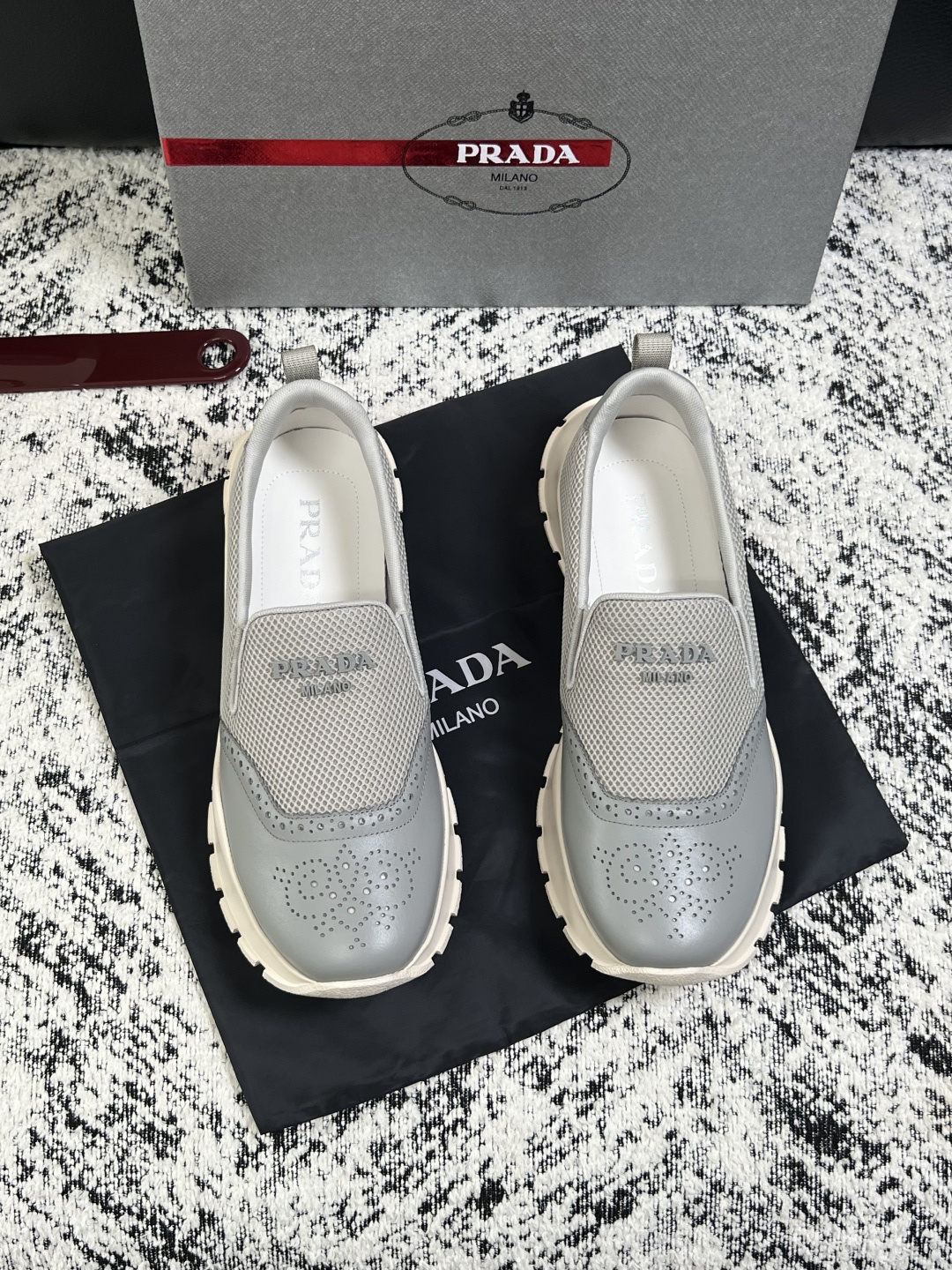PRADA  高品质  顶级工艺品 普拉达 专柜同步 原厂配置，意大利进口原版牛皮面料，透气舒适进口水染