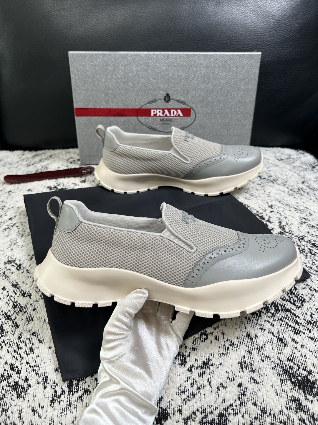 PRADA  高品质  顶级工艺品 普拉达 专柜同步 原厂配置，意大利进口原版牛皮面料，透气舒适进口水染