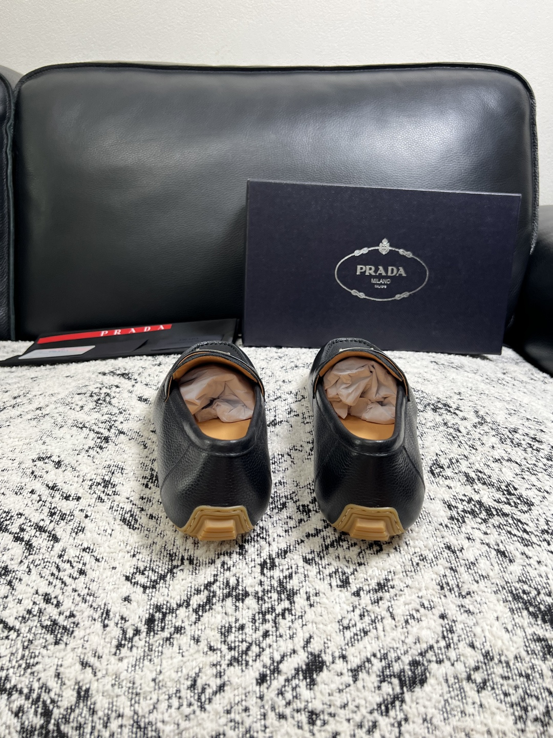 PRADA  高品质  顶级工艺品 普拉达 豆豆鞋专柜同步 原厂配置，意大利进口原版牛皮面料，透气舒适进
