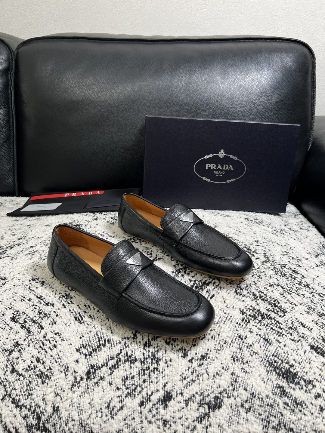 PRADA  高品质  顶级工艺品 普拉达 豆豆鞋专柜同步 原厂配置，意大利进口原版牛皮面料，透气舒适进