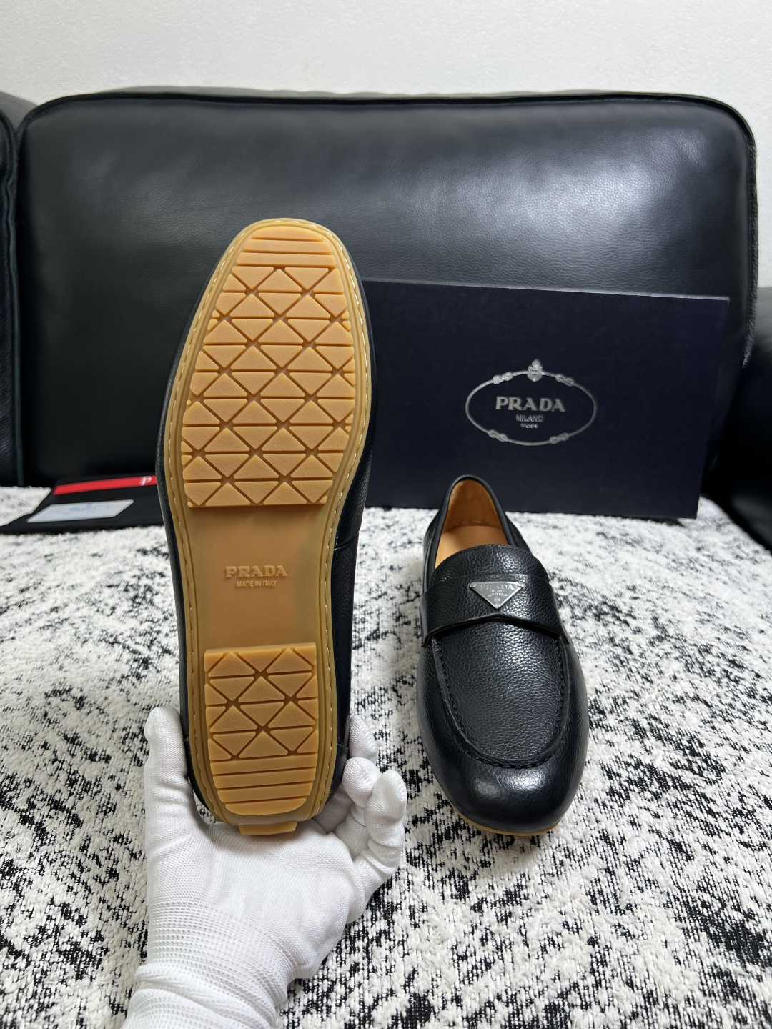 PRADA  高品质  顶级工艺品 普拉达 豆豆鞋专柜同步 原厂配置，意大利进口原版牛皮面料，透气舒适进