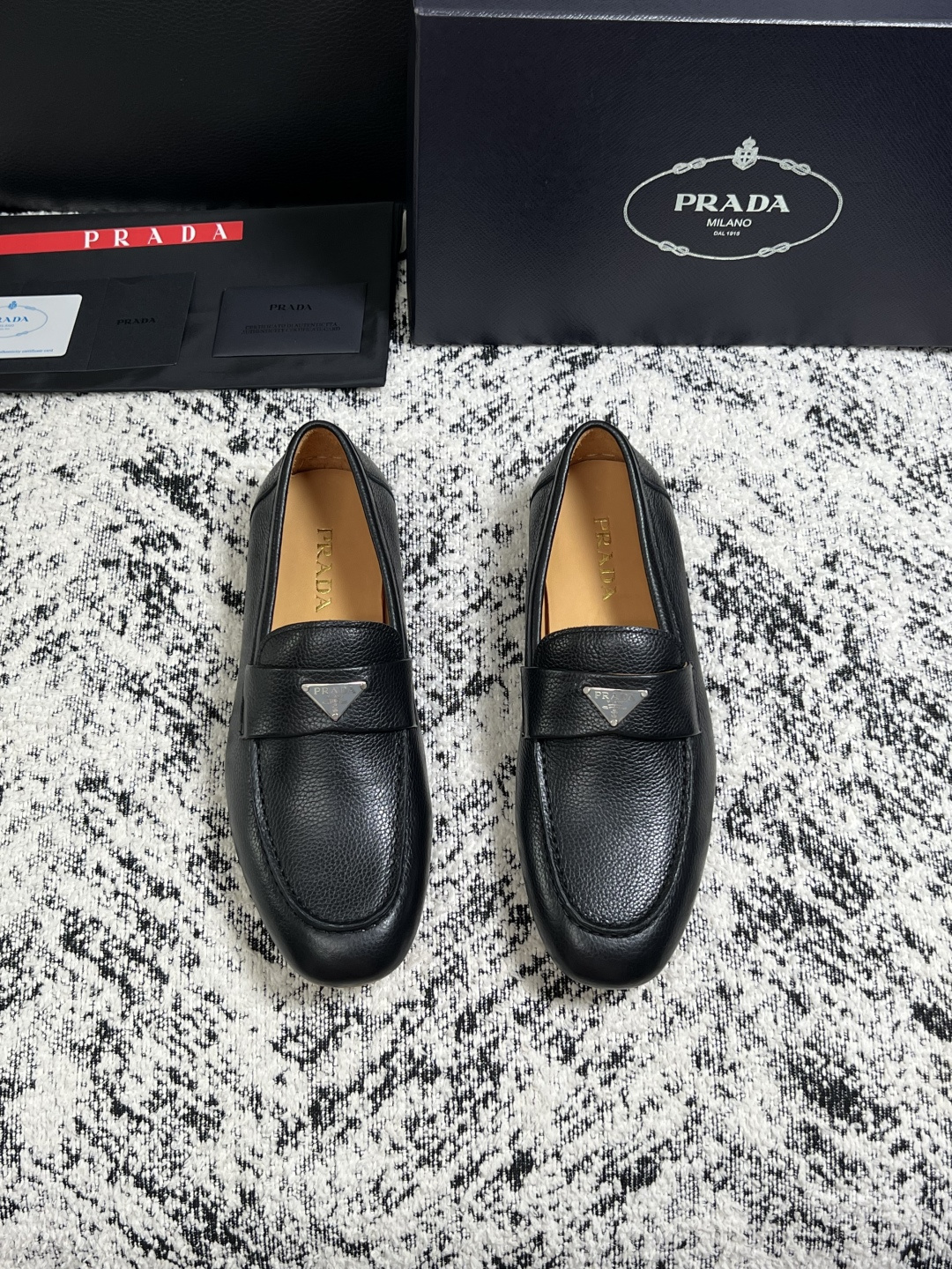 PRADA  高品质  顶级工艺品 普拉达 豆豆鞋专柜同步 原厂配置，意大利进口原版牛皮面料，透气舒适进