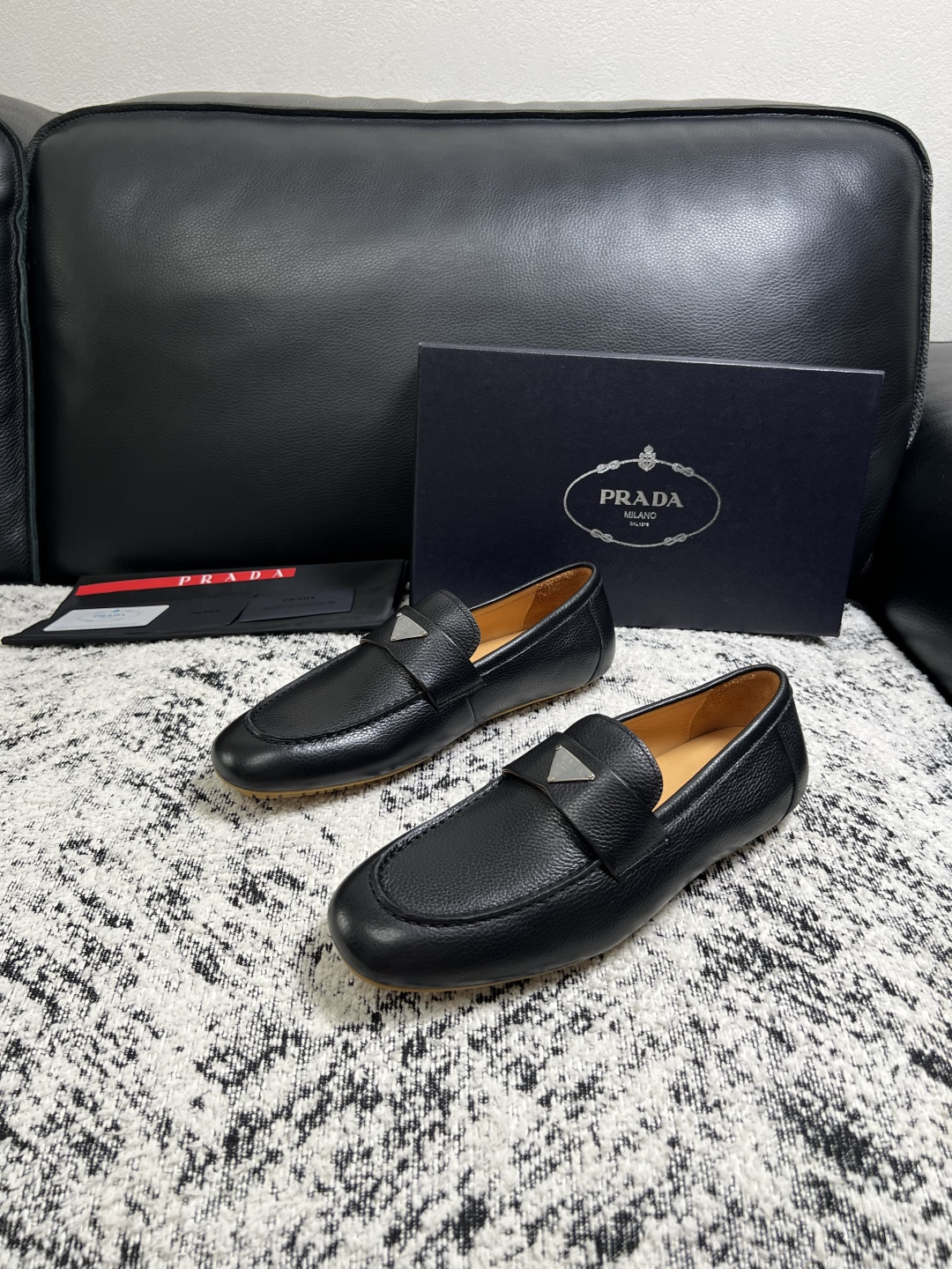 PRADA  高品质  顶级工艺品 普拉达 豆豆鞋专柜同步 原厂配置，意大利进口原版牛皮面料，透气舒适进