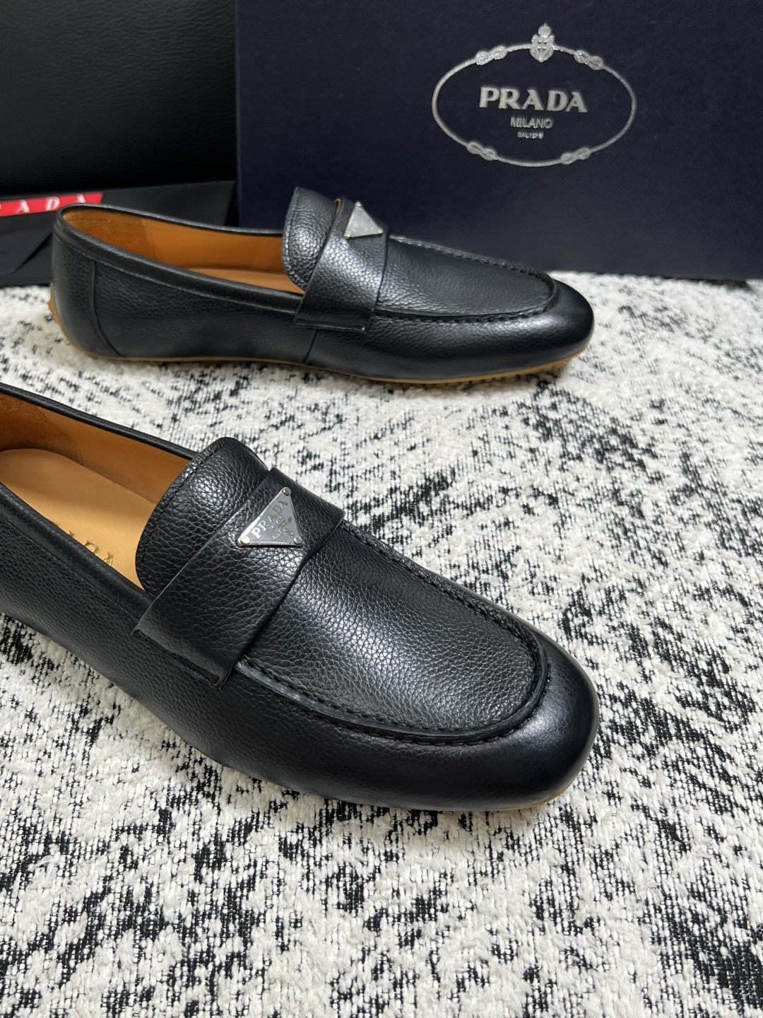 PRADA  高品质  顶级工艺品 普拉达 豆豆鞋专柜同步 原厂配置，意大利进口原版牛皮面料，透气舒适进