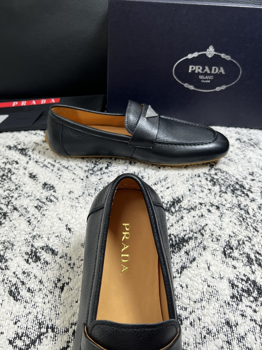PRADA  高品质  顶级工艺品 普拉达 豆豆鞋专柜同步 原厂配置，意大利进口原版牛皮面料，透气舒适进