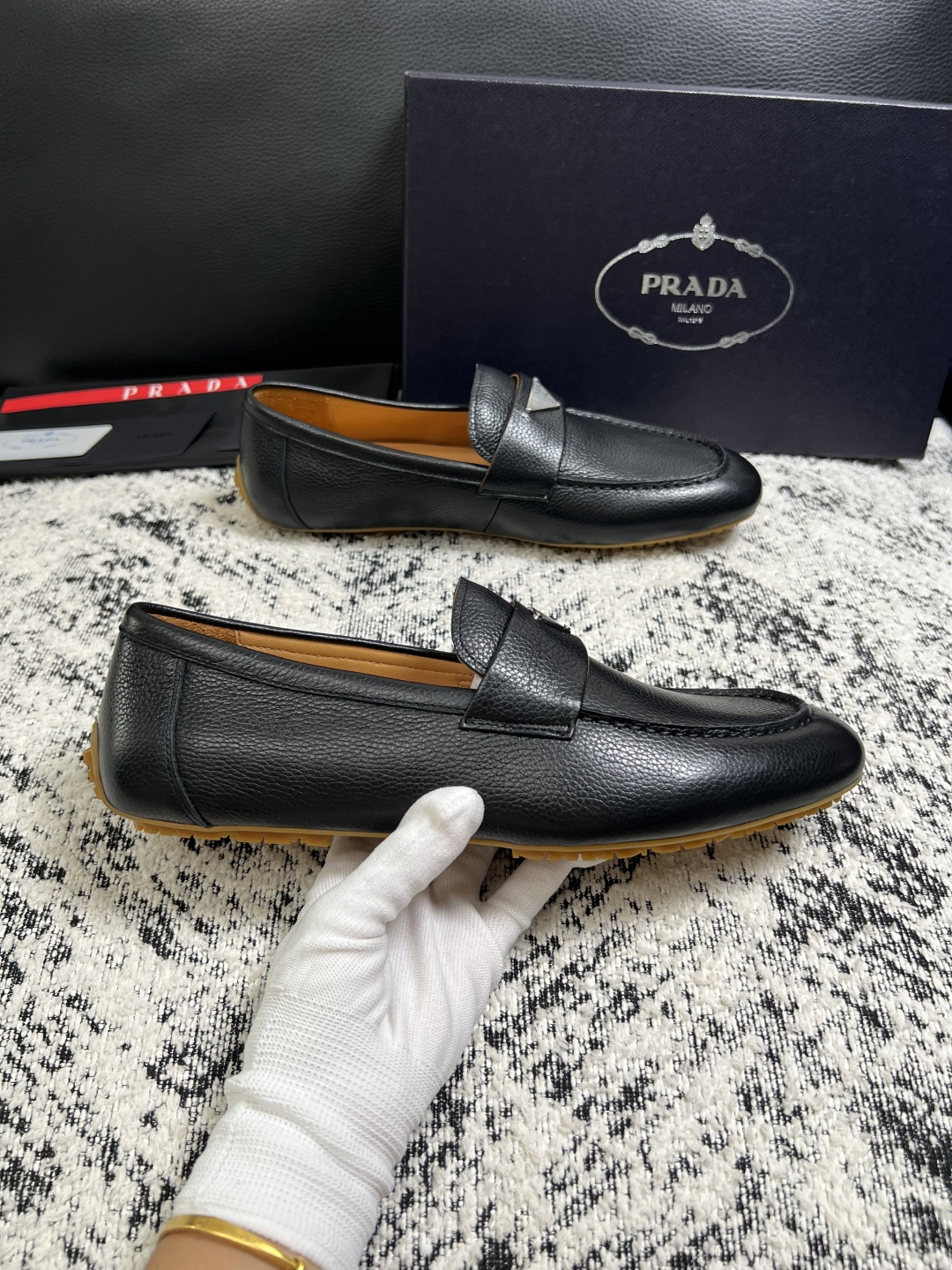 PRADA  高品质  顶级工艺品 普拉达 豆豆鞋专柜同步 原厂配置，意大利进口原版牛皮面料，透气舒适进