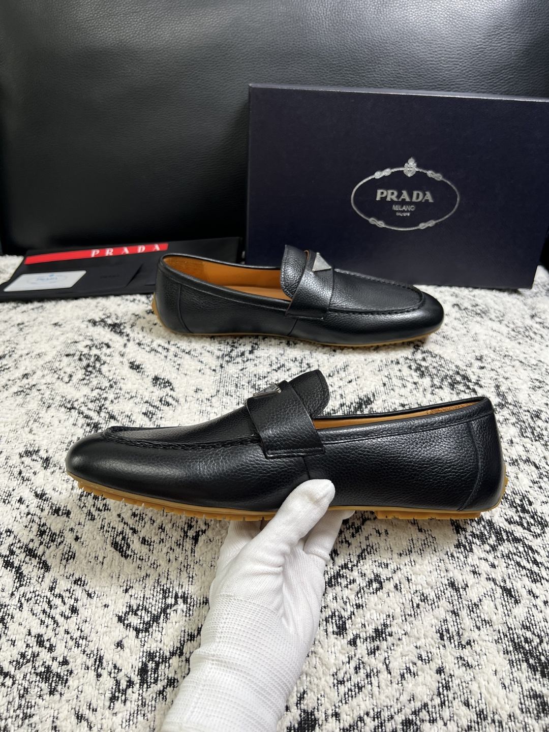 PRADA  高品质  顶级工艺品 普拉达 豆豆鞋专柜同步 原厂配置，意大利进口原版牛皮面料，透气舒适进